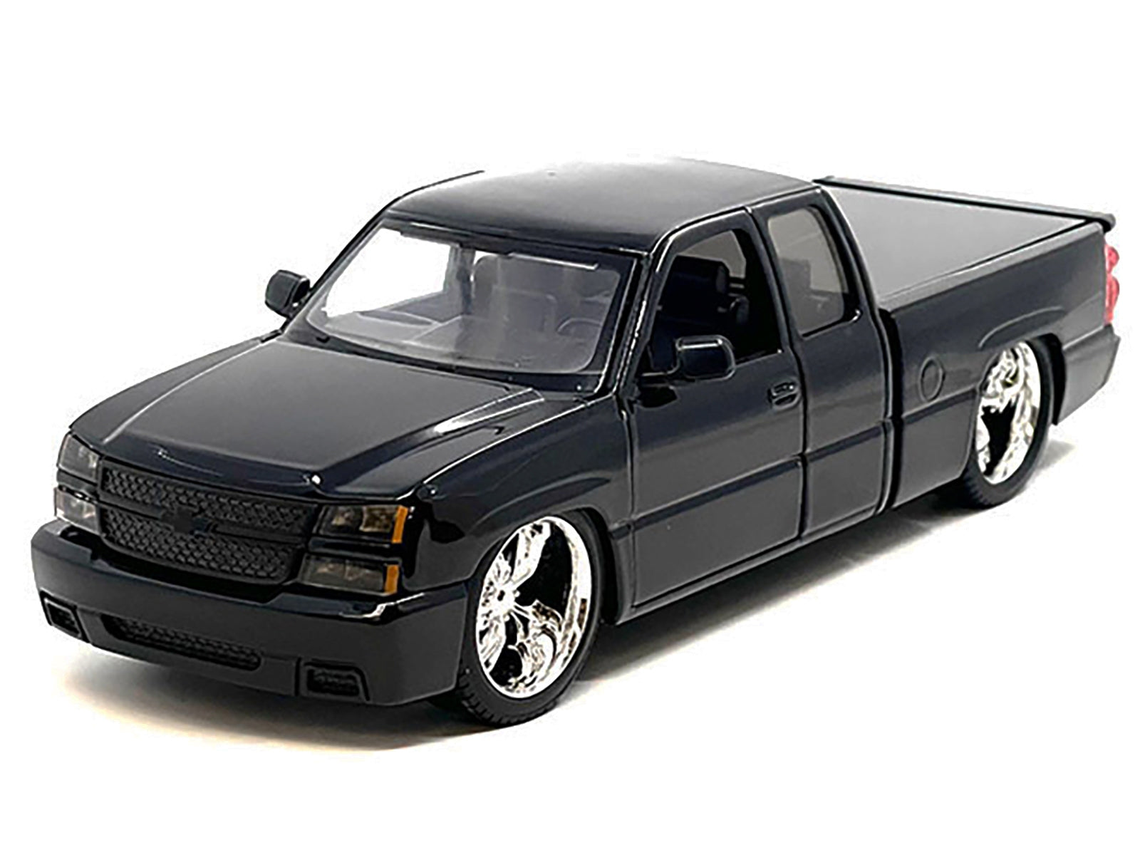Black 2006 Chevrolet Silverado die-cast pickup truck model by Motormax, part of the Custom Collection, 1/25 scale.