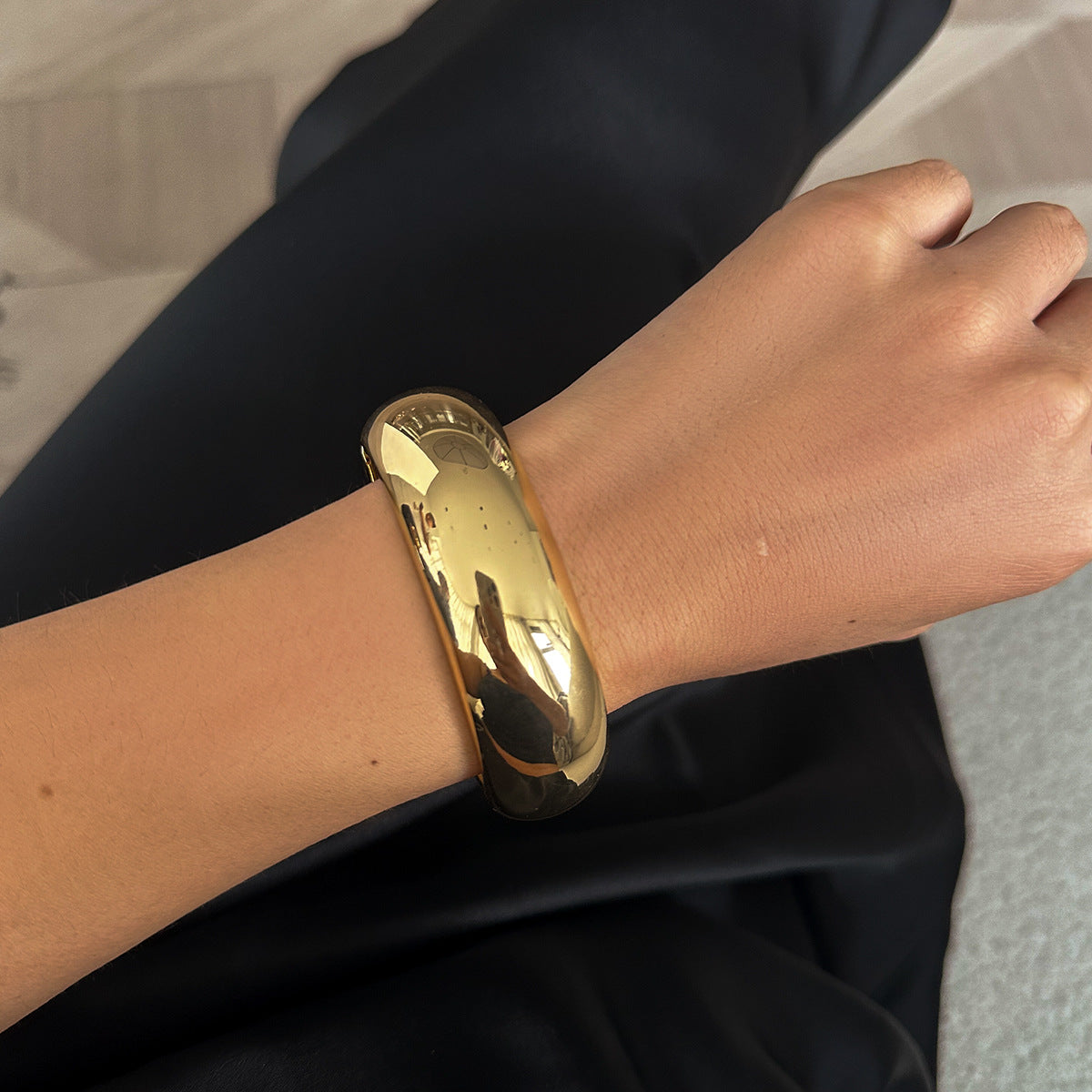 Fashionable metal curved spring bracelet set with casual irregular design, featuring sleek, modern jewelry by eprolo.