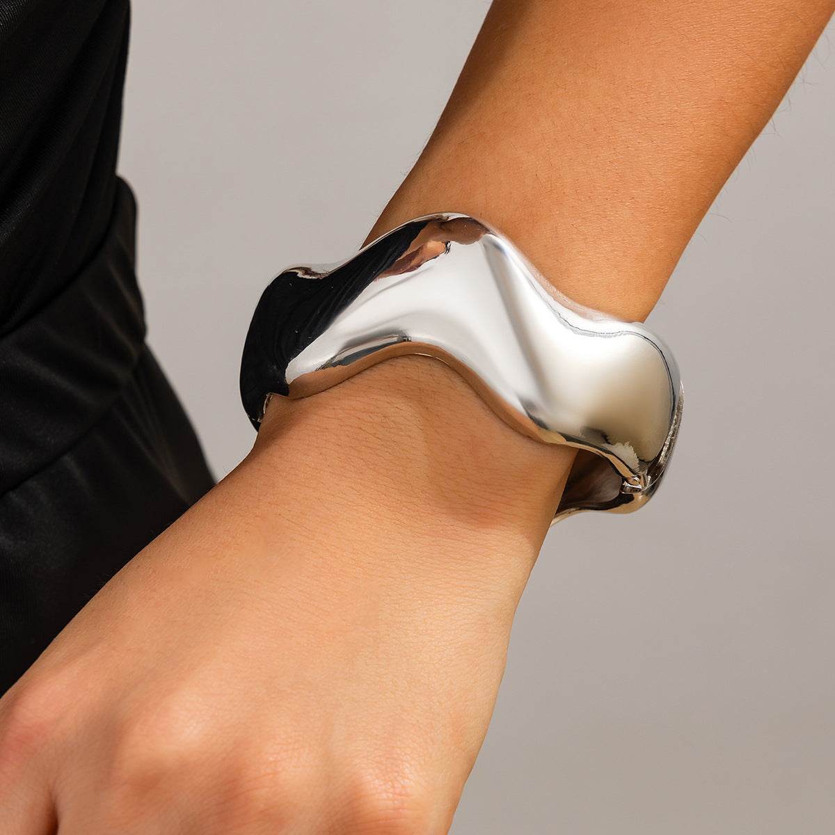 Fashionable metal curved spring bracelet set with casual, irregular design by eprolo, featuring sleek, modern bracelet styles.