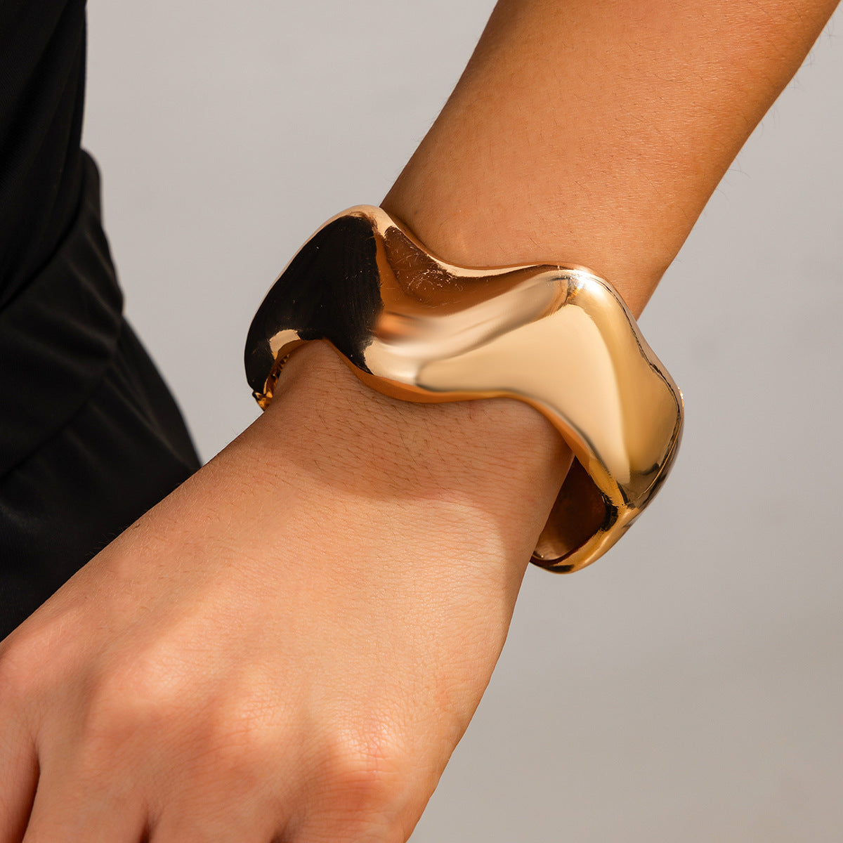 Fashionable metal curved spring bracelet set with irregular design, casual jewelry by eprolo featuring sleek, modern metal accents.