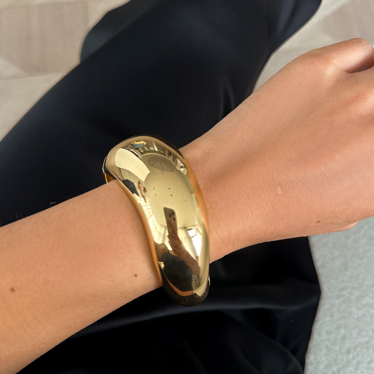 Fashionable metal curved spring bracelet from eprolo, featuring a casual irregular bracelet set with sleek, modern design.