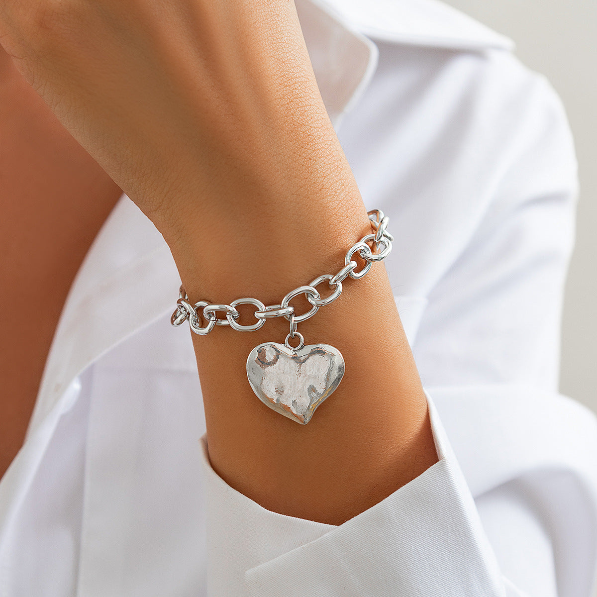 Eprolo Ins style heart-shaped pendant collarbone chain necklace with a fashionable metal photosensitive surface design.