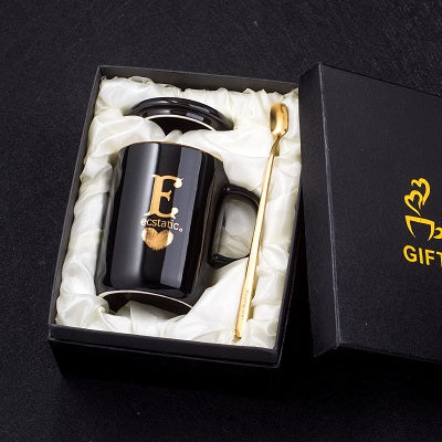 Black ceramic coffee mug with gold handle and lid, 400ml capacity, featuring a creative gold fingerprint design by eprolo.
