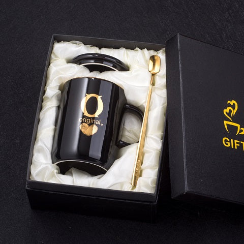 Black ceramic coffee mug with gold handle and lid, 400ml capacity, featuring gold fingerprint design, by eprolo.