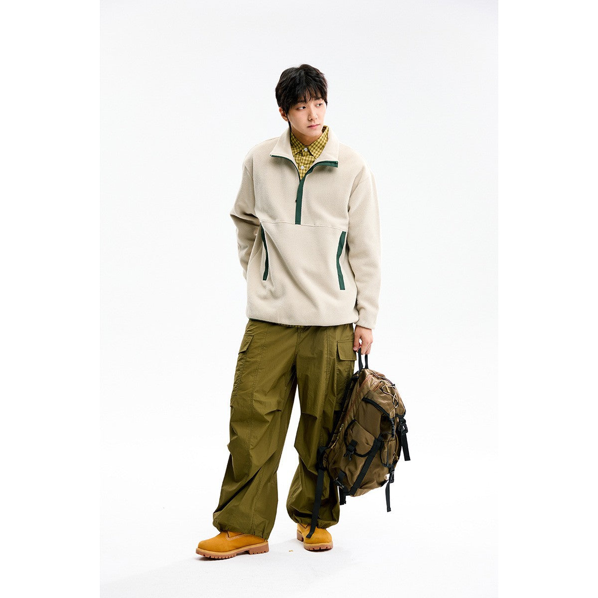 Unisex eprolo fleece crewneck sweatshirt with soft fleece fabric, shown in a cozy, casual fit.