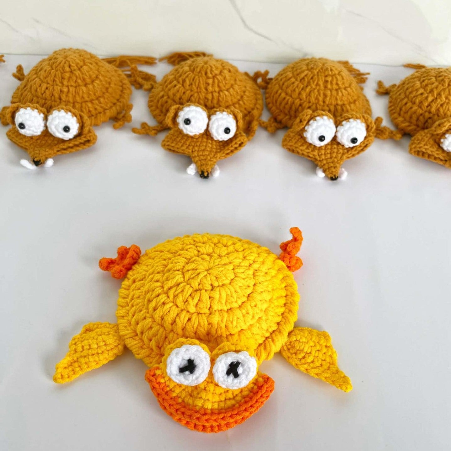 Handmade crochet animal coasters featuring a turtle and squirrel, heat-insulating desk pads, perfect for home decor.