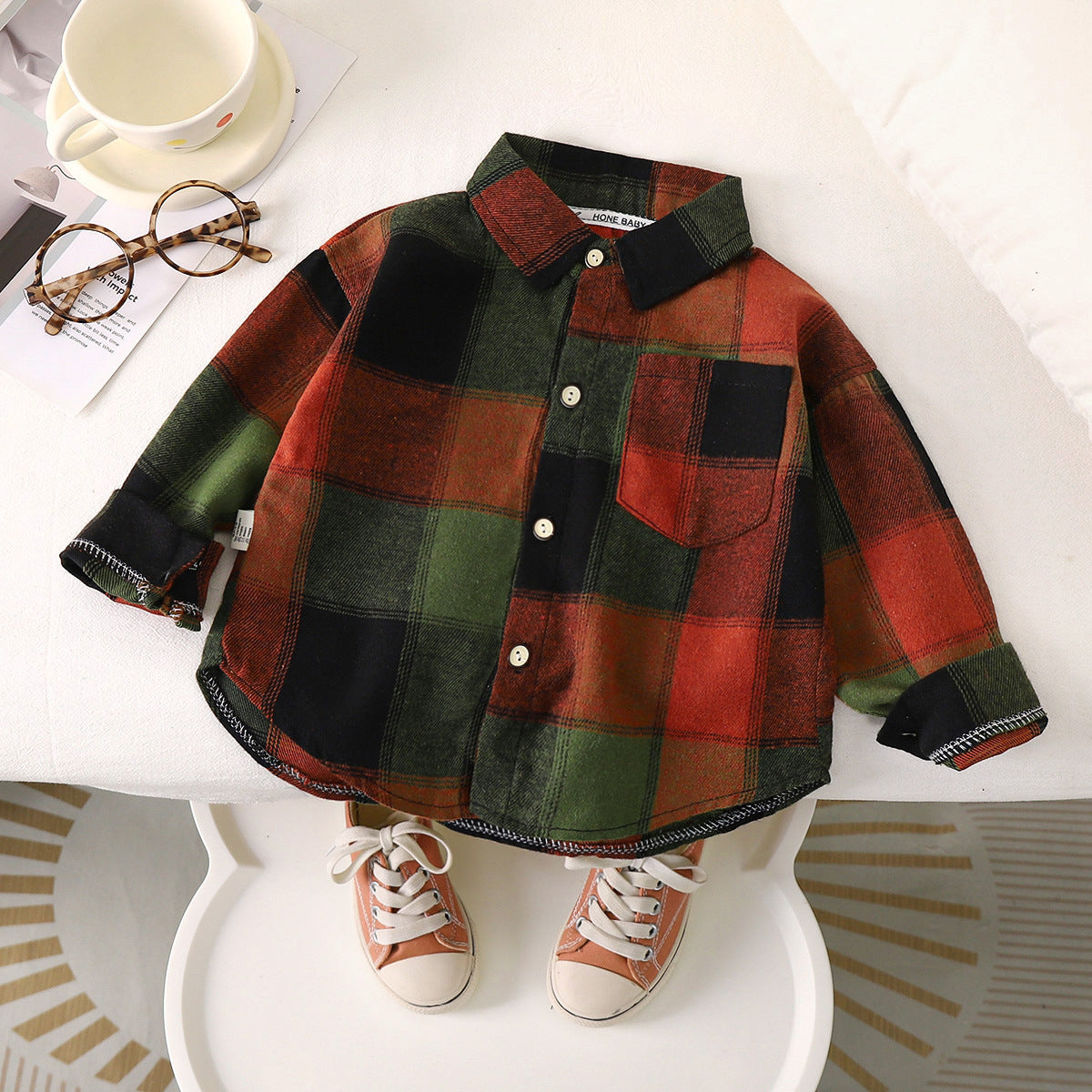 Toddler boys wearing eprolo plaid cotton long sleeve shirts with contrast collar and turn-down collar, suitable for autumn outwear.