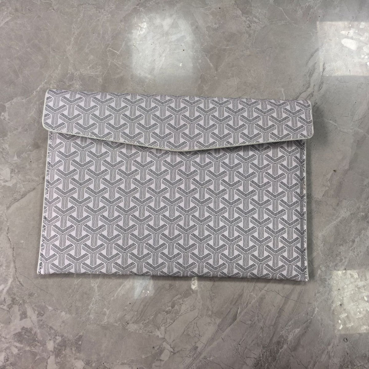 Lightweight eprolo pattern laptop sleeve for MacBook, portable notebook bag with stylish design and protective padding.