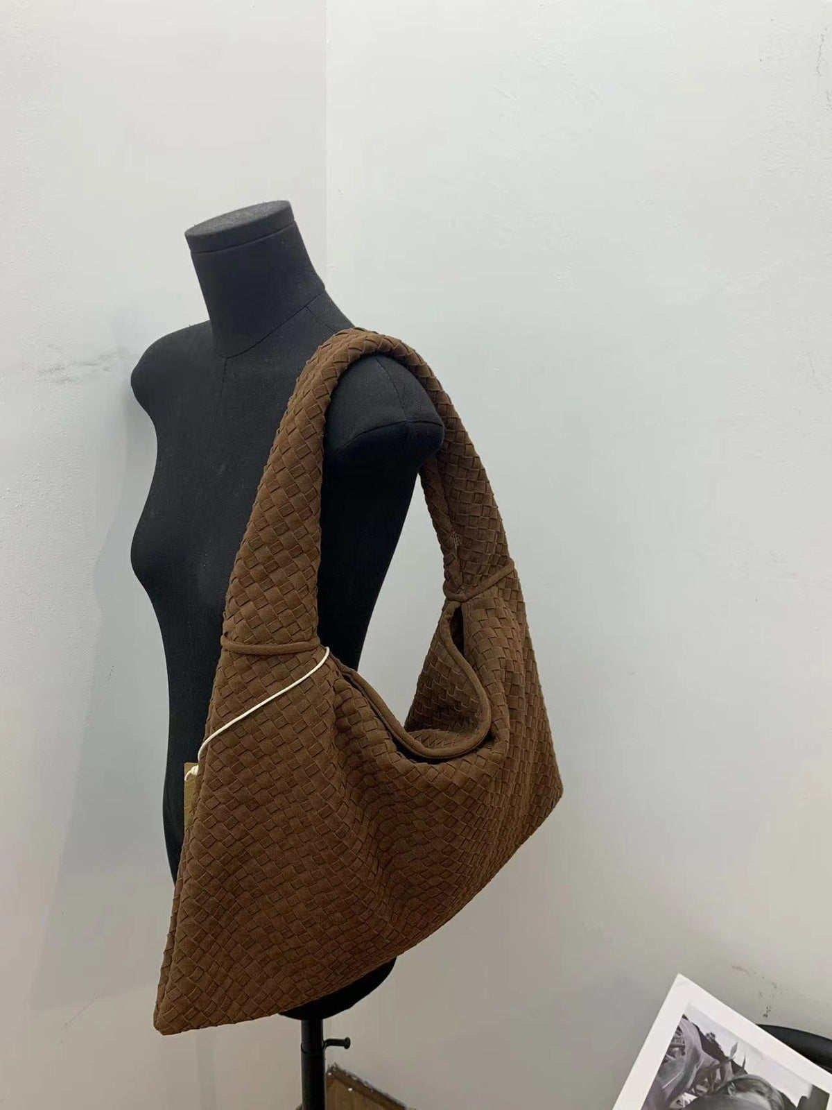 Eprolo suede woven tote bag with large capacity, simple design, featuring a suction buckle and suitable for underarm or shoulder wear.