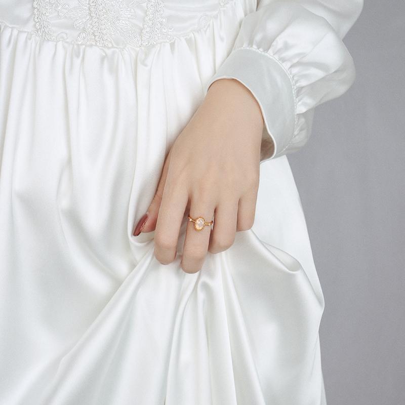 Gold-plated retro imitation opal ring for women with vintage-inspired design, showcasing vibrant opal in a stylish setting.
