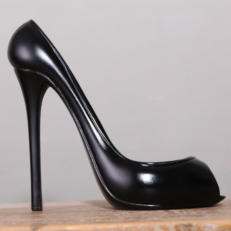 Creative high-heeled shoes wine rack decoration made of resin, European style wine cabinet accessory for home decor and wine storage.