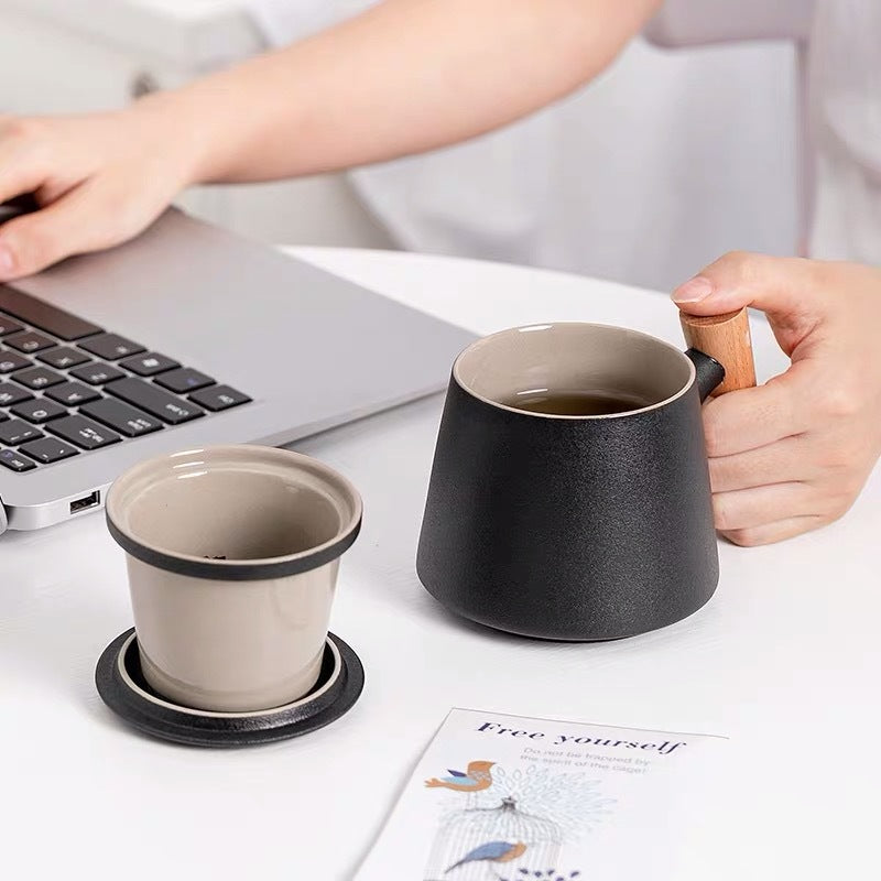 Wooden handle ceramic tea cup with lid and filter, flower design, ideal for tea water separation, by eprolo.